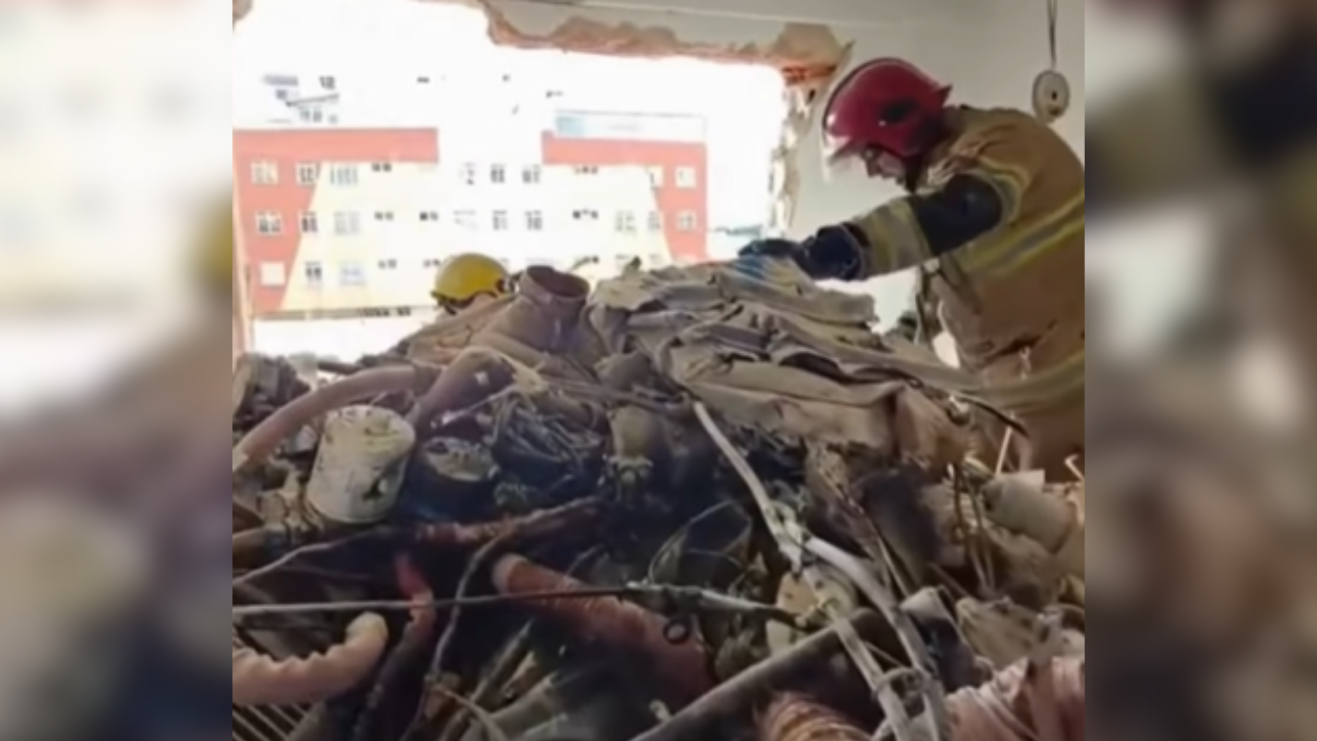 Imagem - Bombeiros mostram interior de prédio atingido por avião que caiu em Belo Horizonte