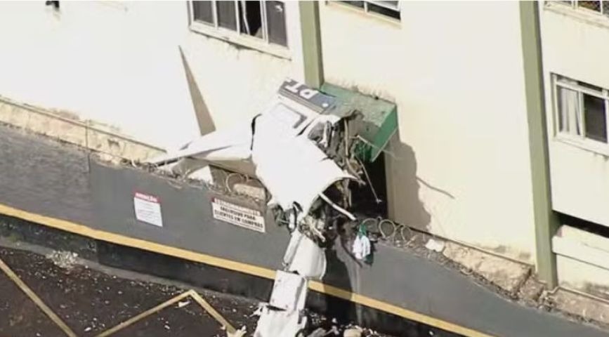 Imagem - Vídeo: Avião atinge prédio e cai em bairro de Belo Horizonte