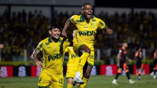 Carlos Eduardo comemora gol do Mirassol - 