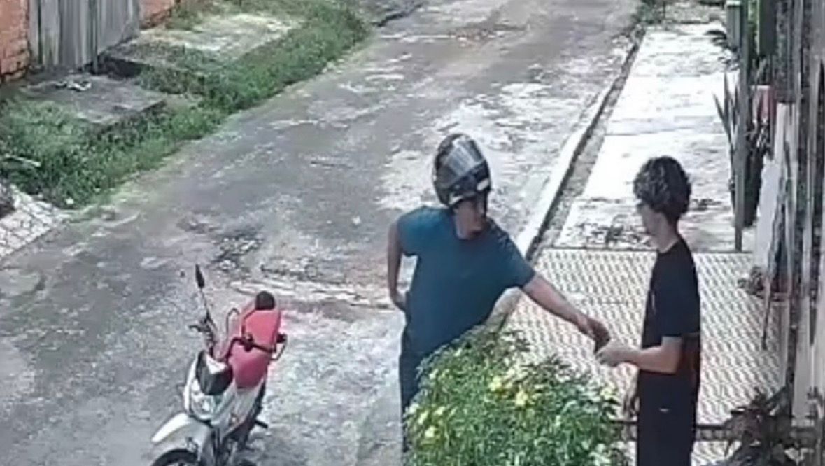 Câmeras de segurança flagram assalto contra jovem na Cidade Nova, em Ananindeua