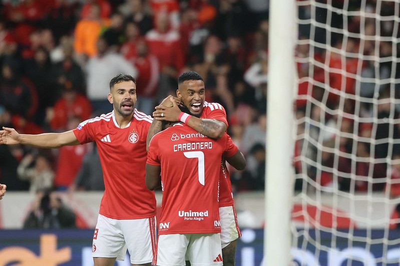 Colorado venceu jogando diante da torcida - 