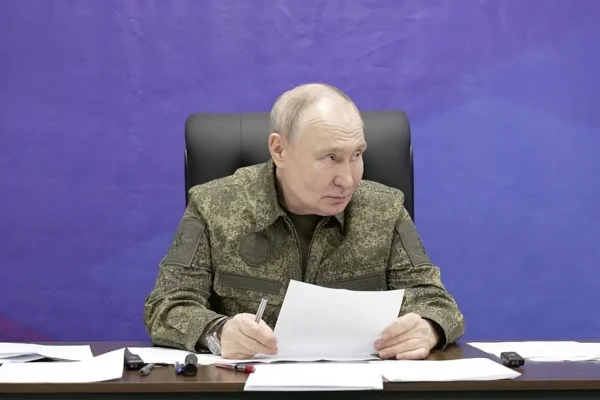 Moscou propõe suspensão das operações militares nos dias 8 e 9 de maio e afirma que pode reagir com força caso haja ataques durante as celebrações.