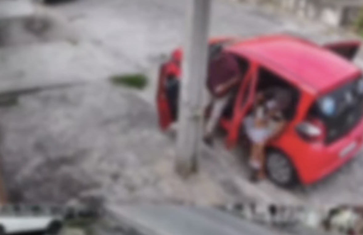 Motorista de app é pego por câmeras ao furtar compras de passageira