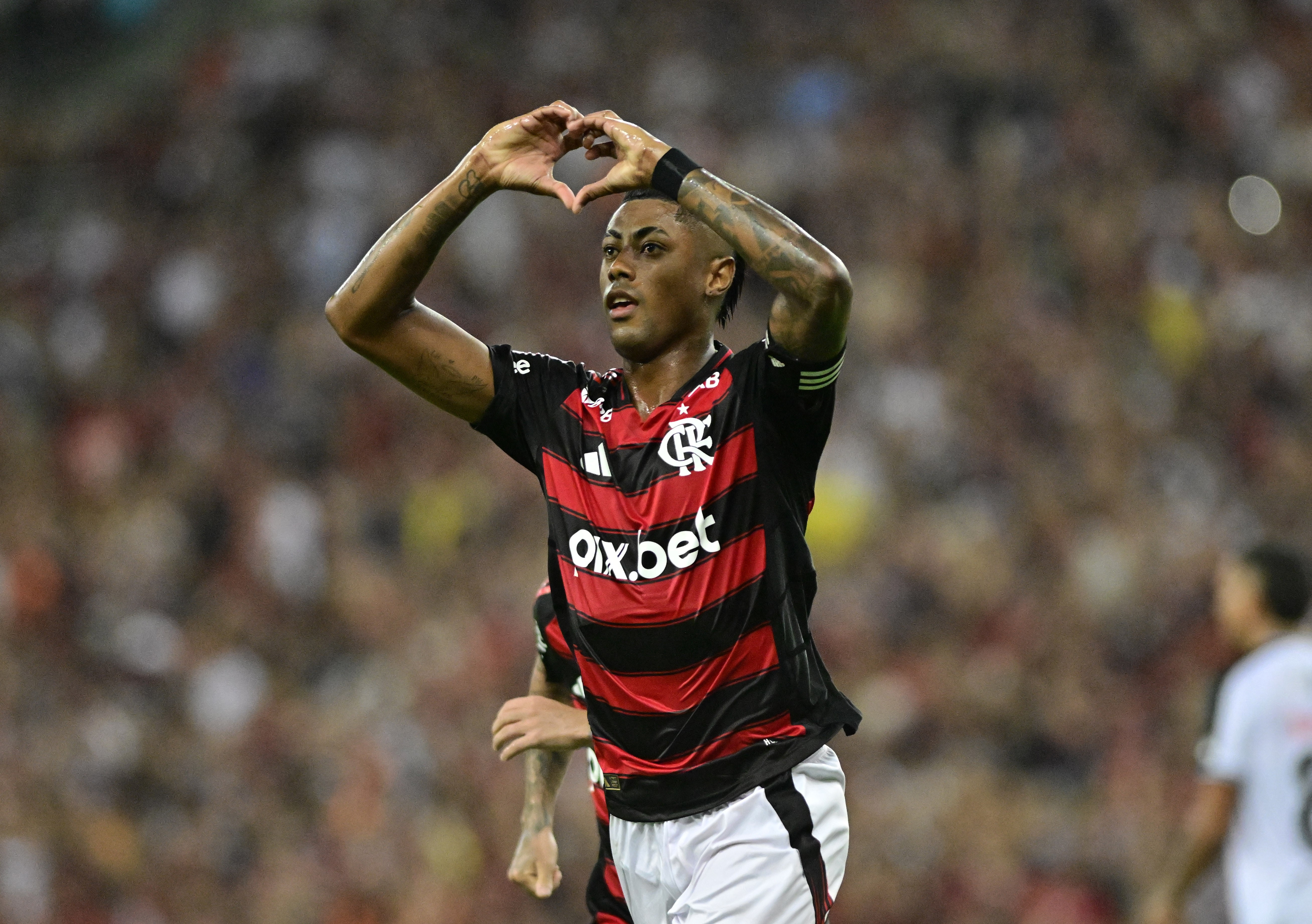 O novo vínculo do atacante rubro negro vai até o final de 2027.
