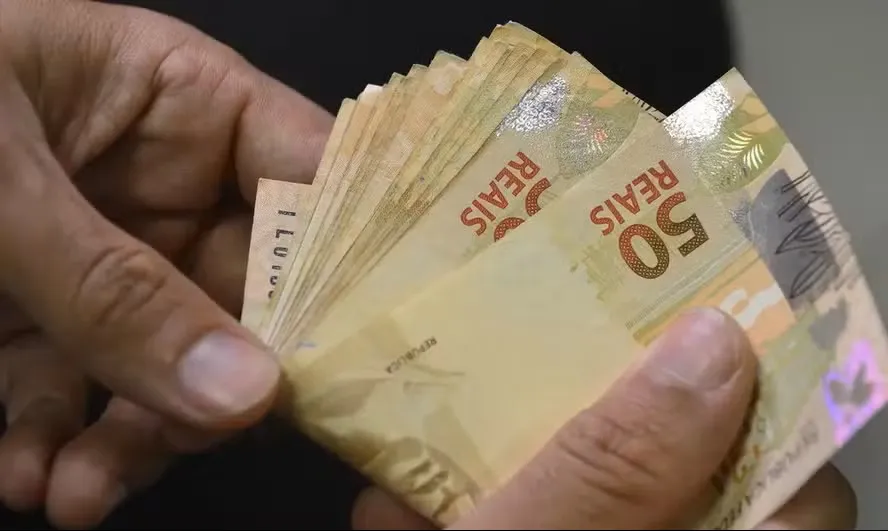 O público-alvo do programa são brasileiros que ganham até cinco salários-mínimos, o equivalente a R$ 8.105.