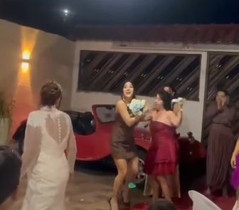 Imagem - Mulher toma buquê de convidada e cena viraliza nas redes; assista