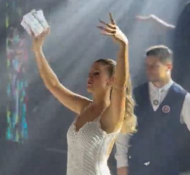 Imagem - Noiva surpreende ao jogar caixa de Mounjaro em vez de buquê em casamento