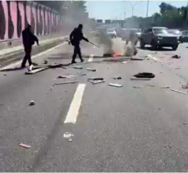 Imagem - Operação na Maré deixa morto, fecha escolas e bloqueia vias importantes, no RJ