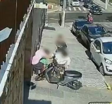 Imagem - Jovens em moto interrompem trajeto para espancar homem em situação de rua em SP