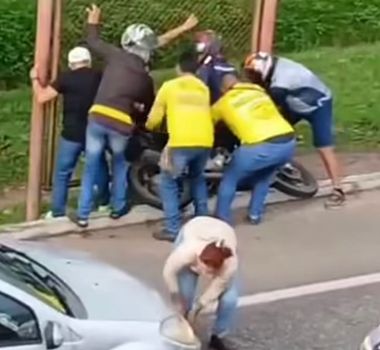 Imagem - Pedestre é atingido durante acidente entre carro e moto, em Marituba