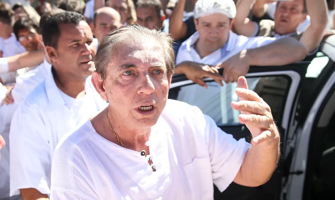 Decisão do Tribunal de Justiça de Goiás diminui condenação do líder religioso, que segue em prisão domiciliar e responde a dezenas de ações por crimes sexuais.