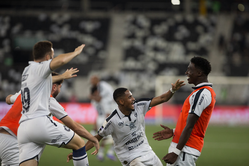 Leão venceu o Botafogo de virada no Nilton Santos - 