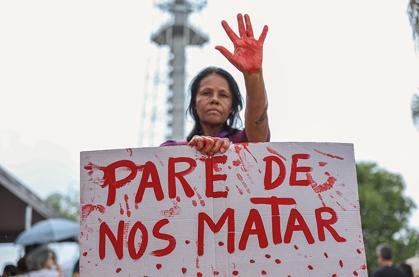 (O Brasil registrou o trimestre mais violento para mulheres em 11 anos.)