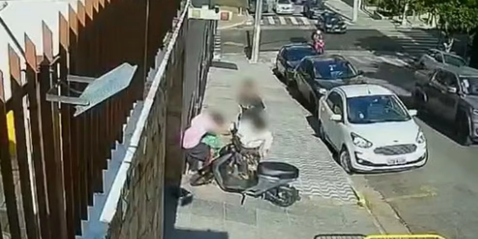 Imagem - Jovens em moto interrompem trajeto para espancar homem em situação de rua em SP