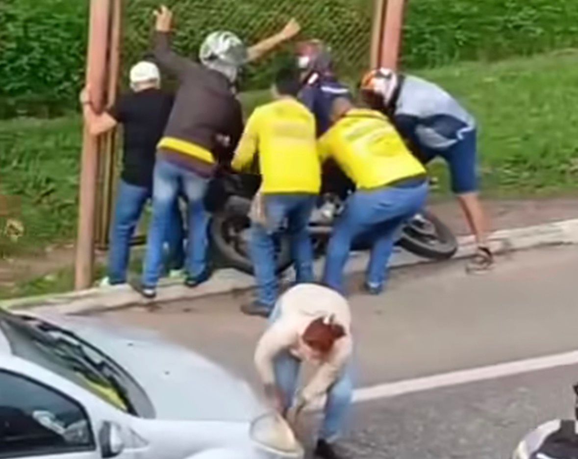 Pedestre é atingido durante acidente entre carro e moto, em Marituba 