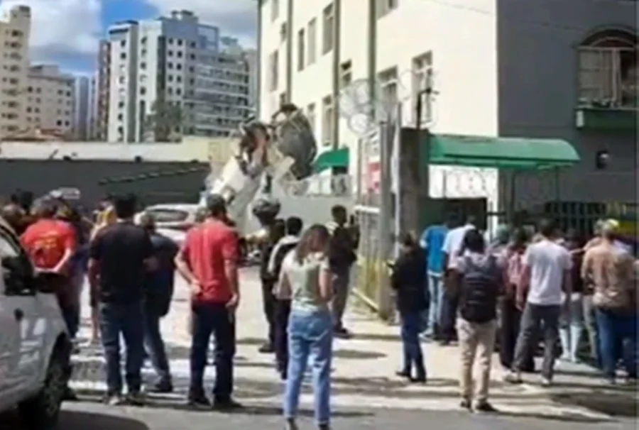 Pessoas observando o local onde ocorreu a colisão da aeronave com o prédio residencial em Belo Horizonte.