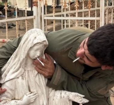 Imagem - Foto de soldado israelense com cigarro em estátua da Virgem Maria gera revolta
