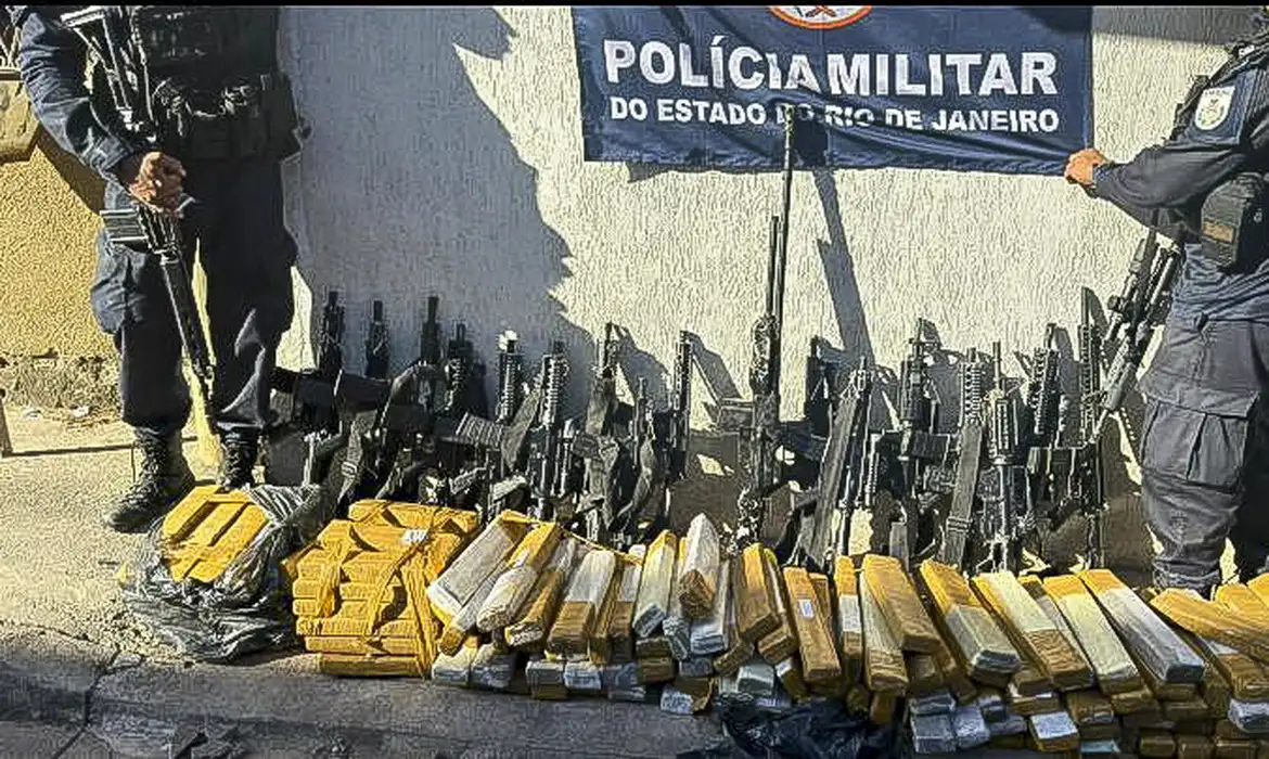 (A Polícia Militar apreendeu, nesta quarta-feira (6), 16 fuzis e uma metralhadora com capacidade para perfurar blindagens e atingir aeronaves.)