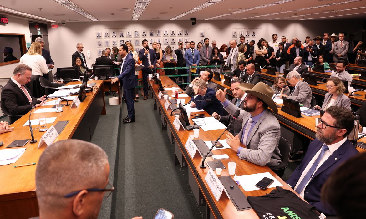 Imagem - Conselho de Ética suspende três deputados após motim na Câmara