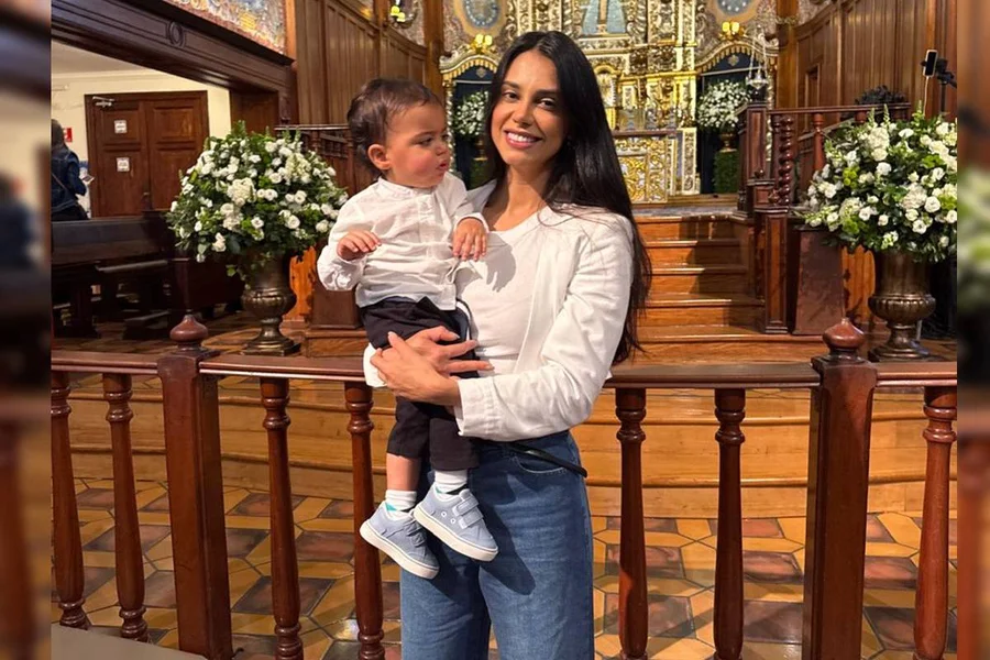 Mãe solo é retirada de voo pela PF após pedir ajuda para guardar carrinho de bebê