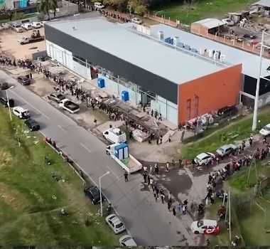 Imagem - 2 mil pessoas fazem fila por emprego em frigorífico de Buenos Aires