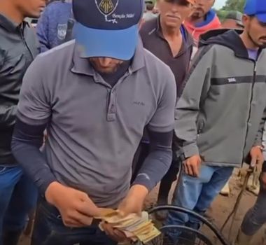 Imagem - Feirantes de Buíque se unem para ajudar vendedor de picolé após acidente com boi