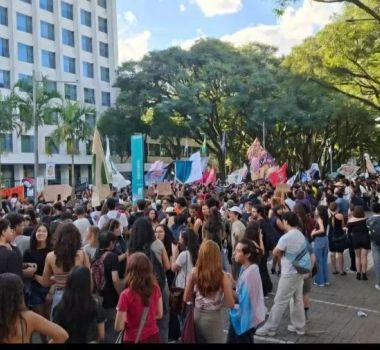 Imagem - Em greve, estudantes da USP bloqueiam reitoria com cordão humano e cobram novas negociações