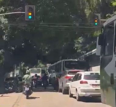 Imagem - Semáforo com defeito causa transtornos no trânsito no bairro de Nazaré, em Belém