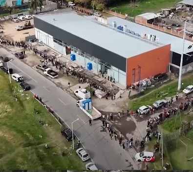 Imagem - 2 mil pessoas fazem fila por emprego em frigorífico de Buenos Aires