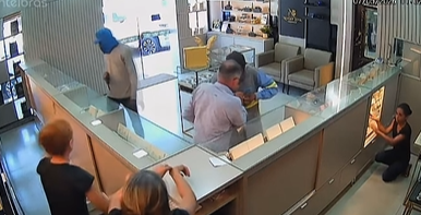 Dupla armada invadiu estabelecimento na manhã desta quinta-feira (7), mas deixou o local sem levar objetos após reação dentro da loja