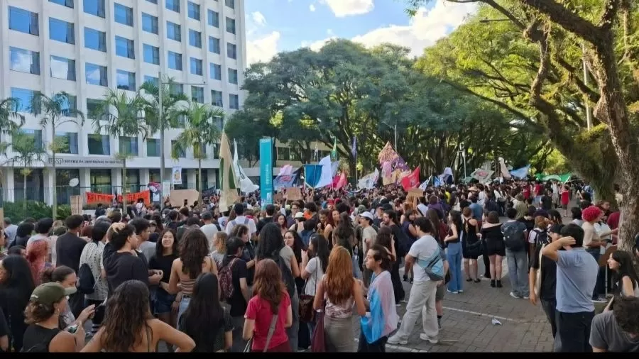 Imagem - Em greve, estudantes da USP bloqueiam reitoria com cordão humano e cobram novas negociações