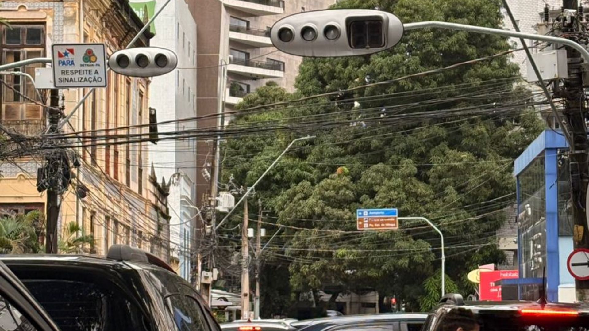 Semáforo apagado provoca congestionamento no trânsito na Governador José Malcher, em Belém