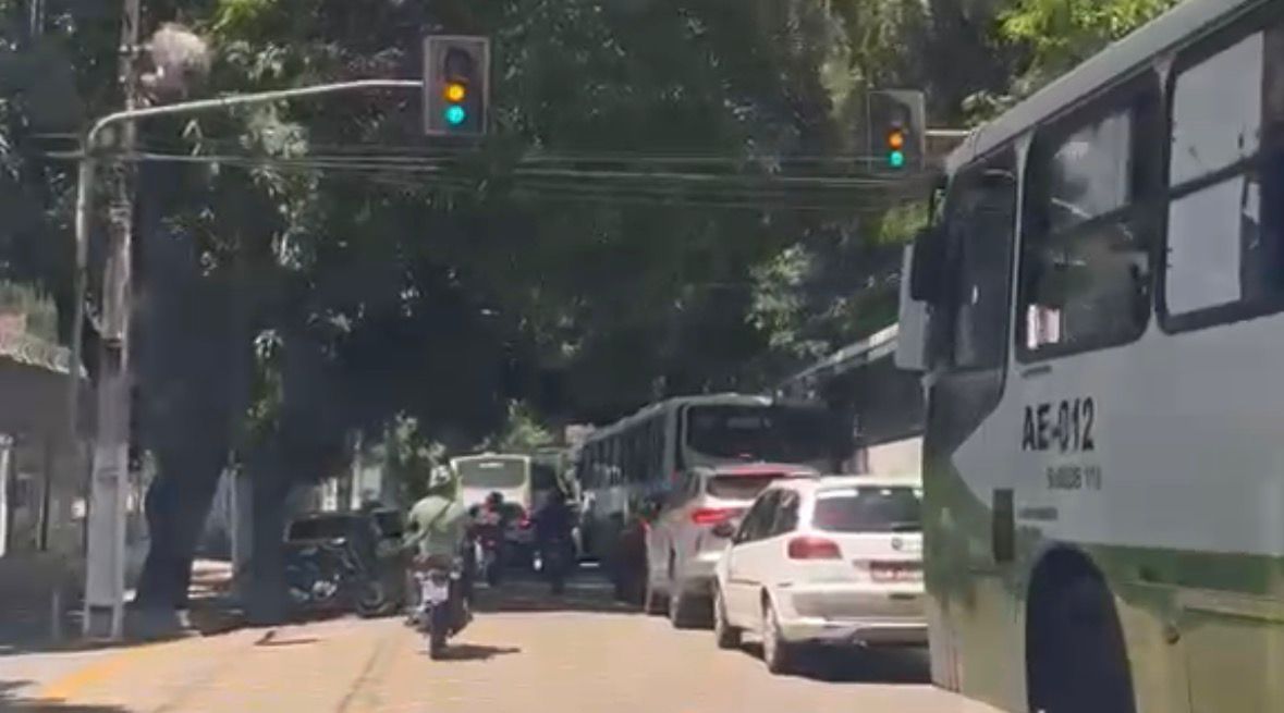 Semáforo com defeito causa transtornos no trânsito no bairro de Nazaré, em Belém