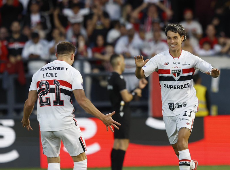 Tricolor entra em campo em busca da liderança do grupo - 
