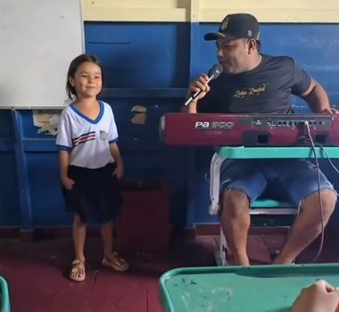 Imagem - Criança emociona ao ensaiar apresentação do Dia das Mães na escola
