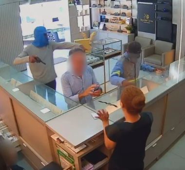 Imagem - Criminosos invadem joalheria e fogem após assalto frustrado em Redenção