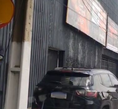 Imagem - Motorista cola adesivo em placa de “proibido estacionar” e é flagrado pela Guarda em Belém