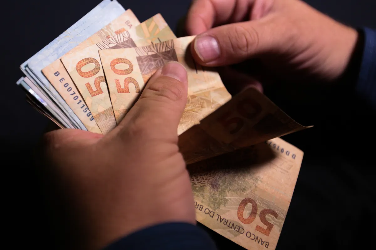Brasil atinge recorde histórico de renda, mas vê distância entre ricos e pobres aumentar