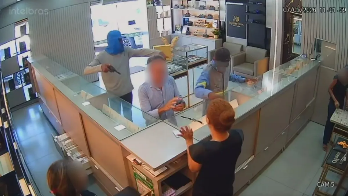 Criminosos invadem joalheria e fogem após assalto frustrado em Redenção