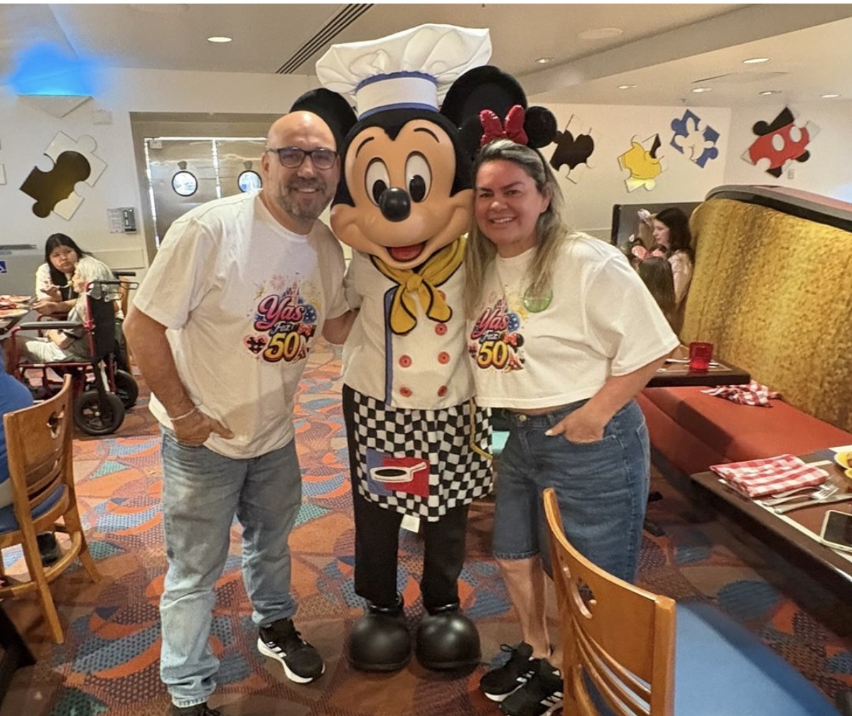 Maio também é o mês do aniversário da Yáskara Cavalcante, companheira desse portal, que festeja a data na Disney, ao lado do marido, Ricardo Blanco. 
