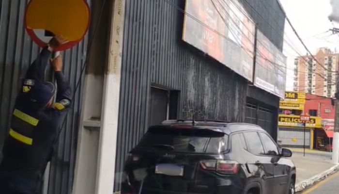 Imagem - Motorista cola adesivo em placa de “proibido estacionar” e é flagrado pela Guarda em Belém