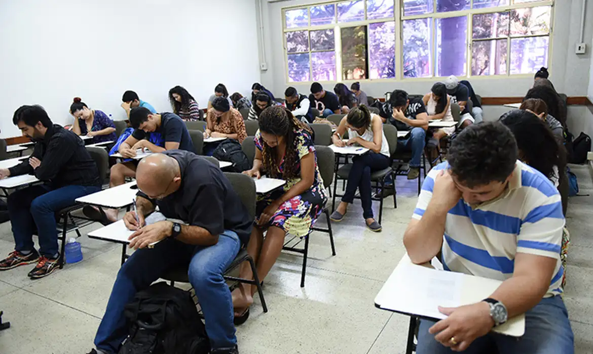 (No momento da inscrição, o candidato deve selecionar o estado e município onde deseja fazer a prova e escolher a instituição certificadora.)