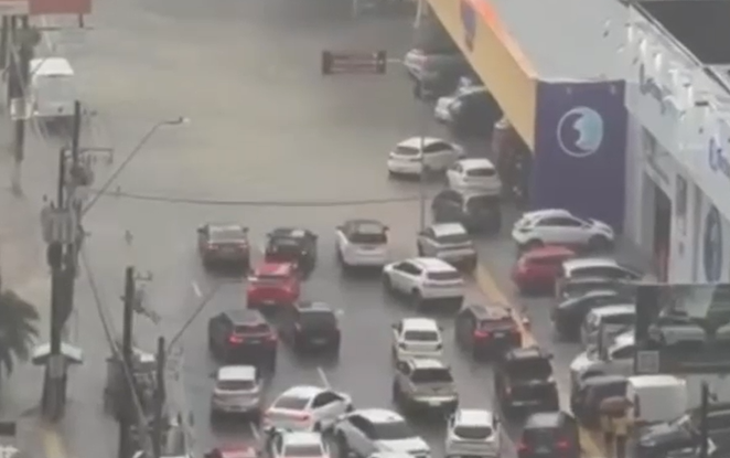 Vários pontos da capital paraense ficaram tomados pela água durante a tarde desta sexta-feira (8)