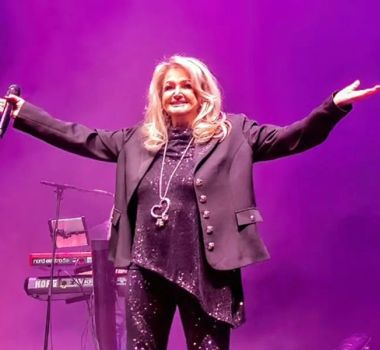 Imagem - Médicos conseguem reanimar Bonnie Tyler após parada cardíaca em hospital de Portugal