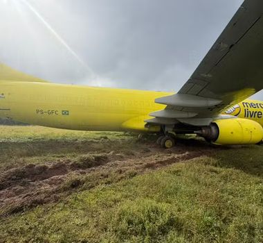 Imagem - Avião cargueiro da GOL sai da pista após pouso em Salvador