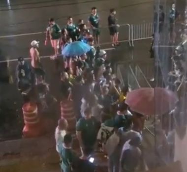 Imagem - Vídeo: torcida ignora chuva e distância para recepcionar o Palmeiras em Belém