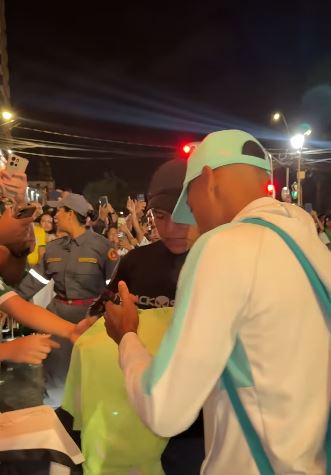 Jogadores do Palmeiras pararam para distrubuir autógrafos