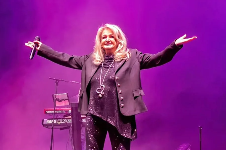 Médicos conseguem reanimar Bonnie Tyler após parada cardíaca em hospital de Portugal
