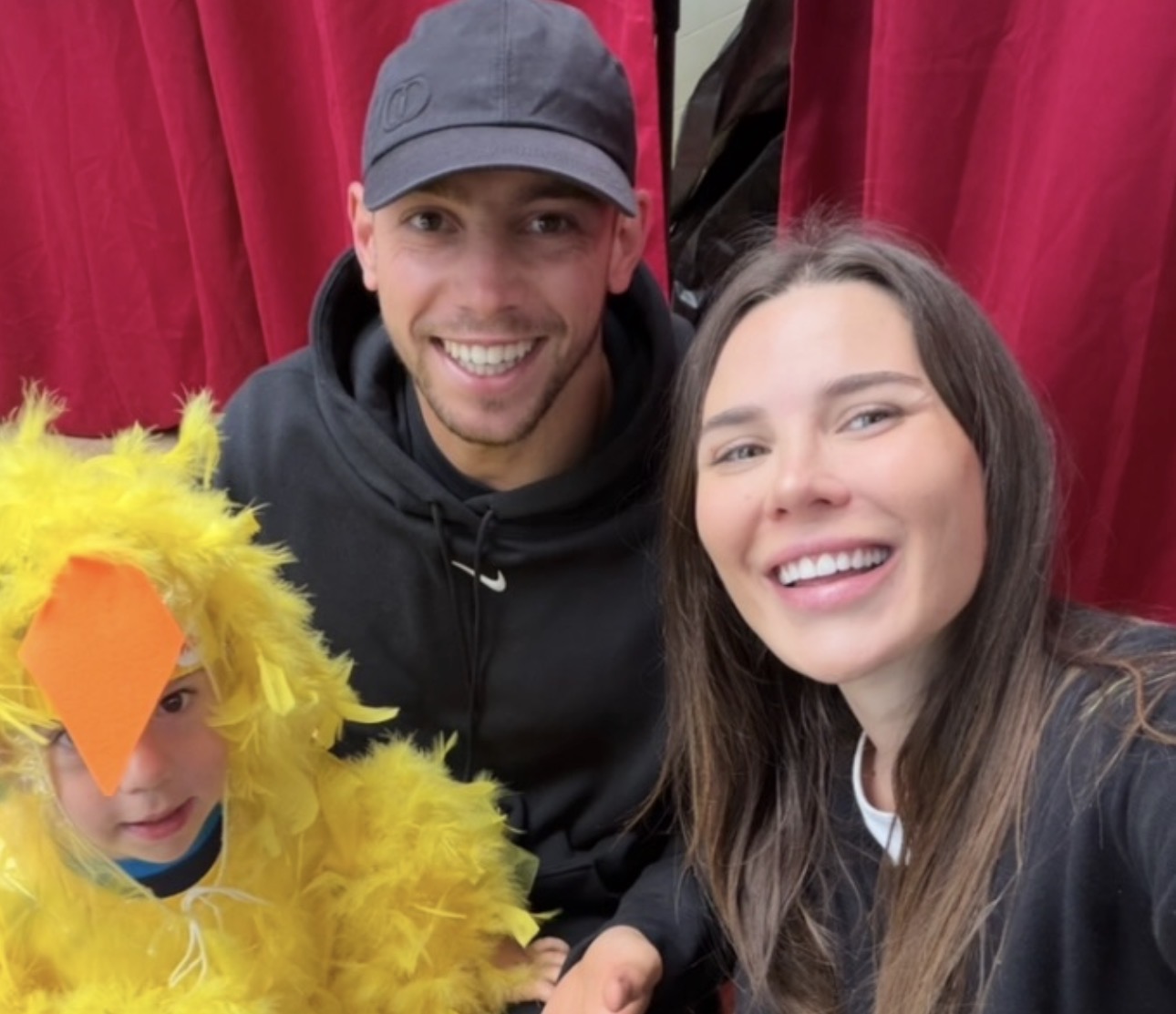 Nas redes sociais, ela postou fotos em família em que Valverde aparece usando um boné ao lado do filho - 

