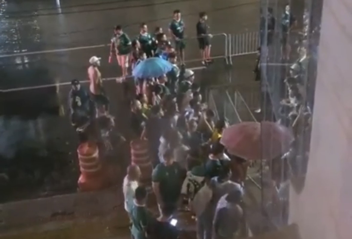 Vídeo: torcida ignora chuva e distância para recepcionar o Palmeiras em Belém

